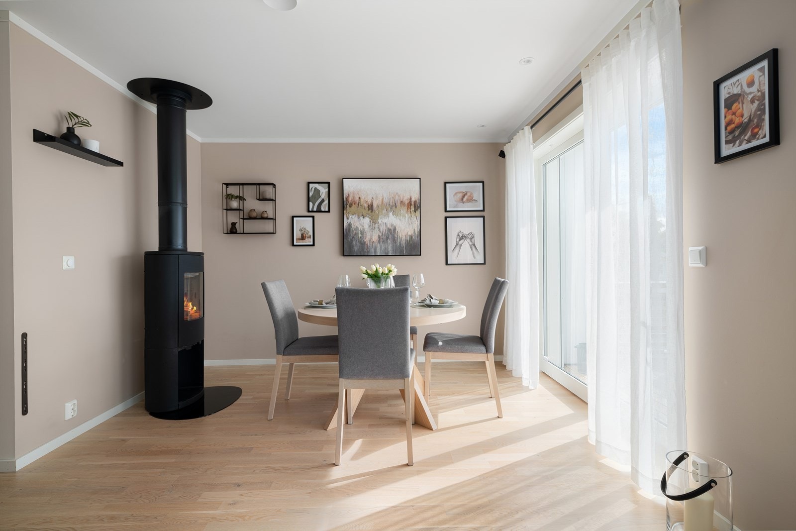 Vedovnen skaper en lun og hyggelig ramme rundt spiseplassen. Galleribilde