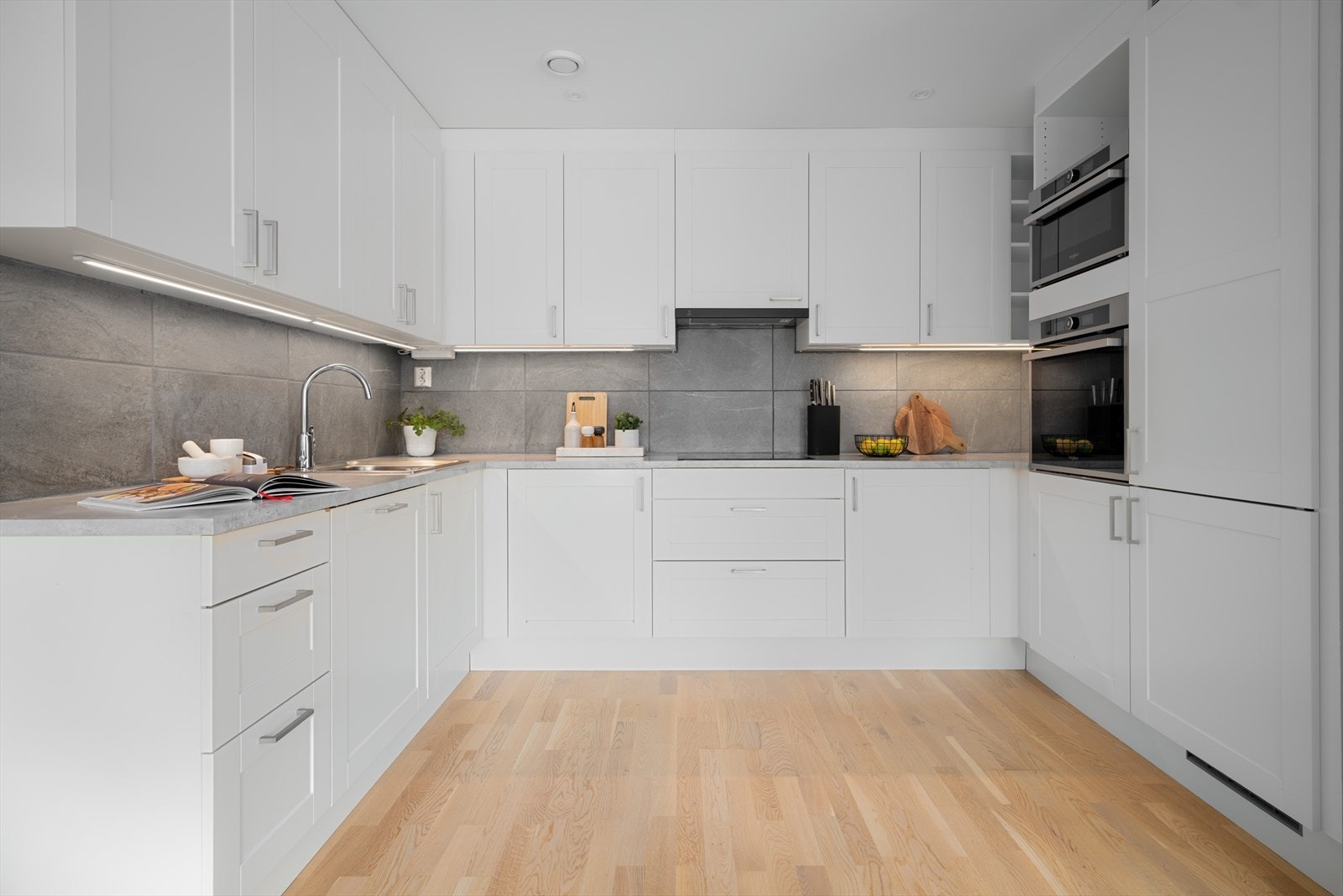 Stilrent kjøkken med integrerte hvitevarer og god arbeidsplass. Galleribilde