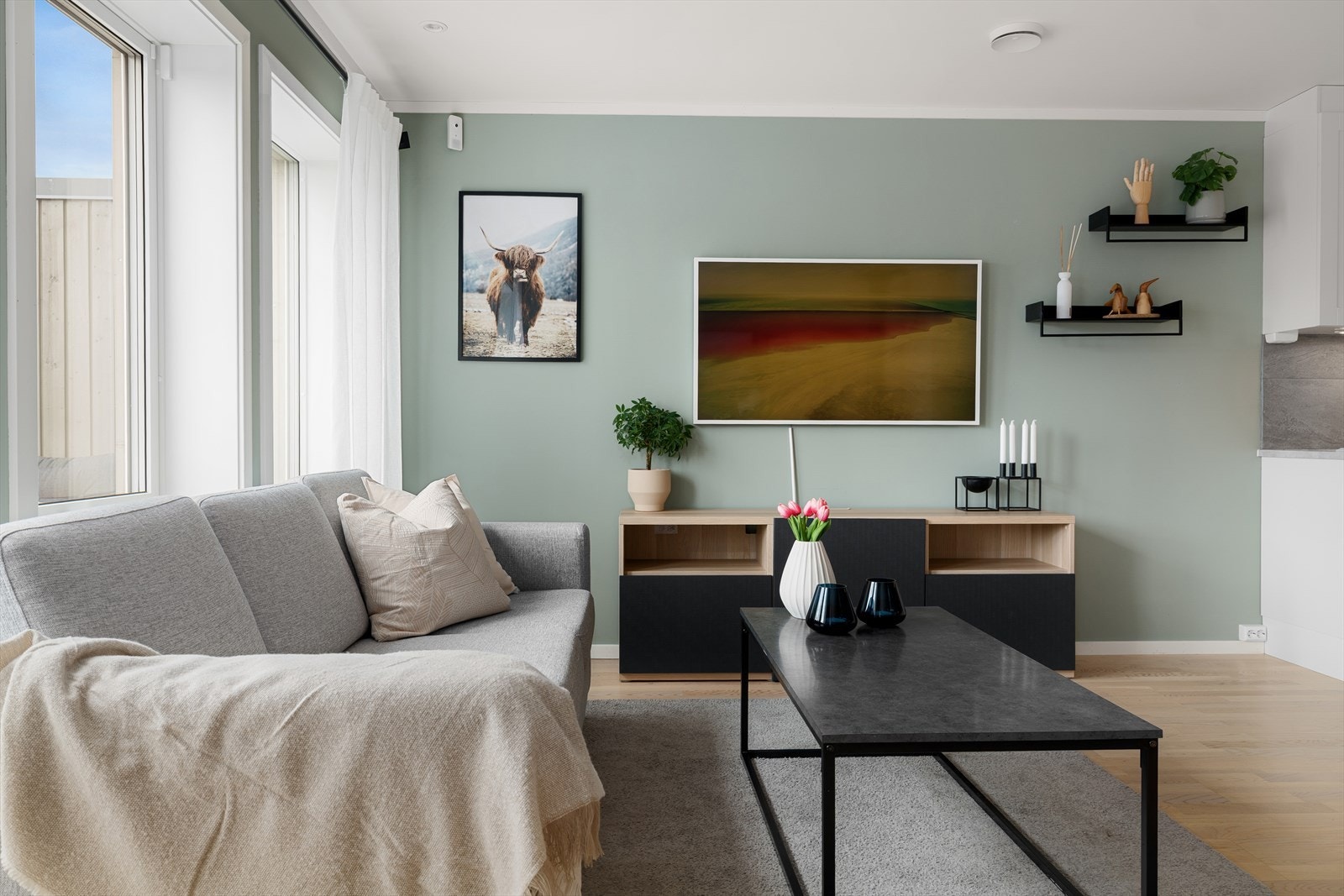 Gjennomgående parkettgulv og malte flater skaper en harmonisk atmosfære. Galleribilde