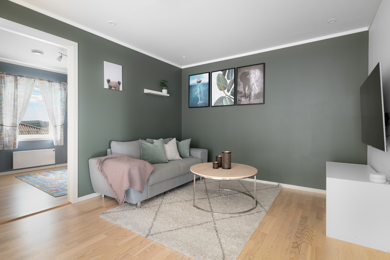 Et perfekt samlingspunkt for familien med plass til en stor sofagruppe. Galleribilde