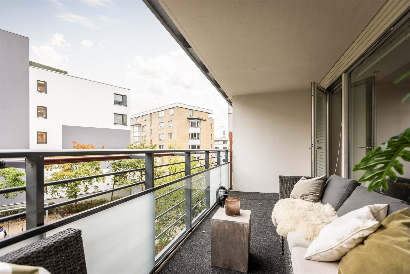 Flott balkong på nesten 12m², med plass til ulike utemøbler, og balkongen vender mot hyggelige omgivelser. Man har også tilgang til en praktisk, utvendig bod på 1,38 m² Galleribilde