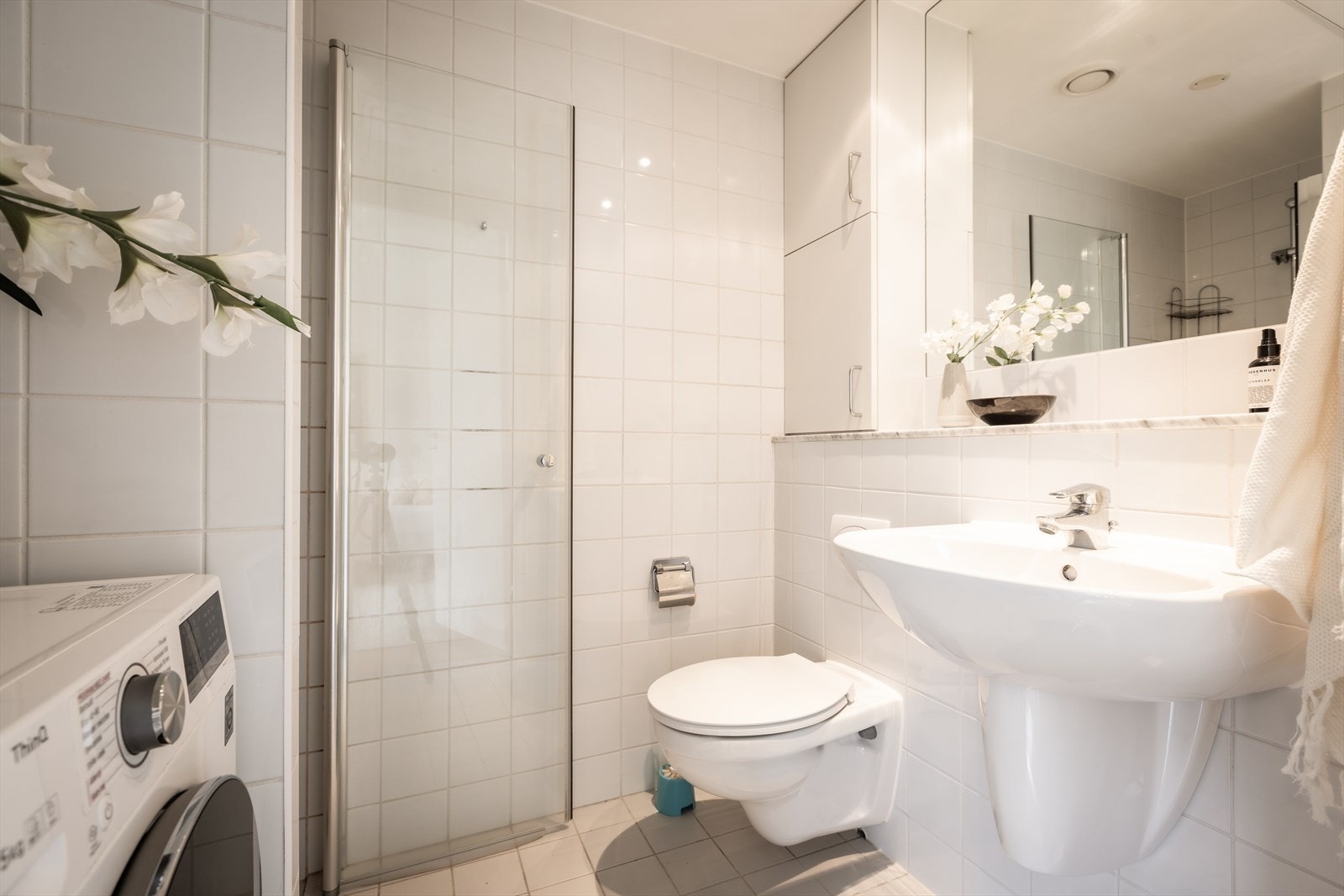 Pent flislagt bad med opplegg for vaskemaskin Galleribilde