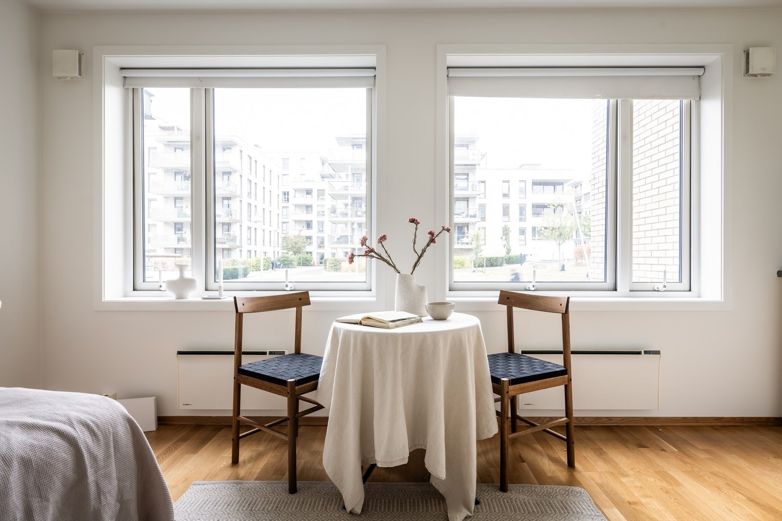 Gjennomtenkte utformingen gir mange muligheter for fleksibel møblering. Utleiemegleren har gitt en leievurdering til kr. 11.000,- pr mnd. Galleribilde