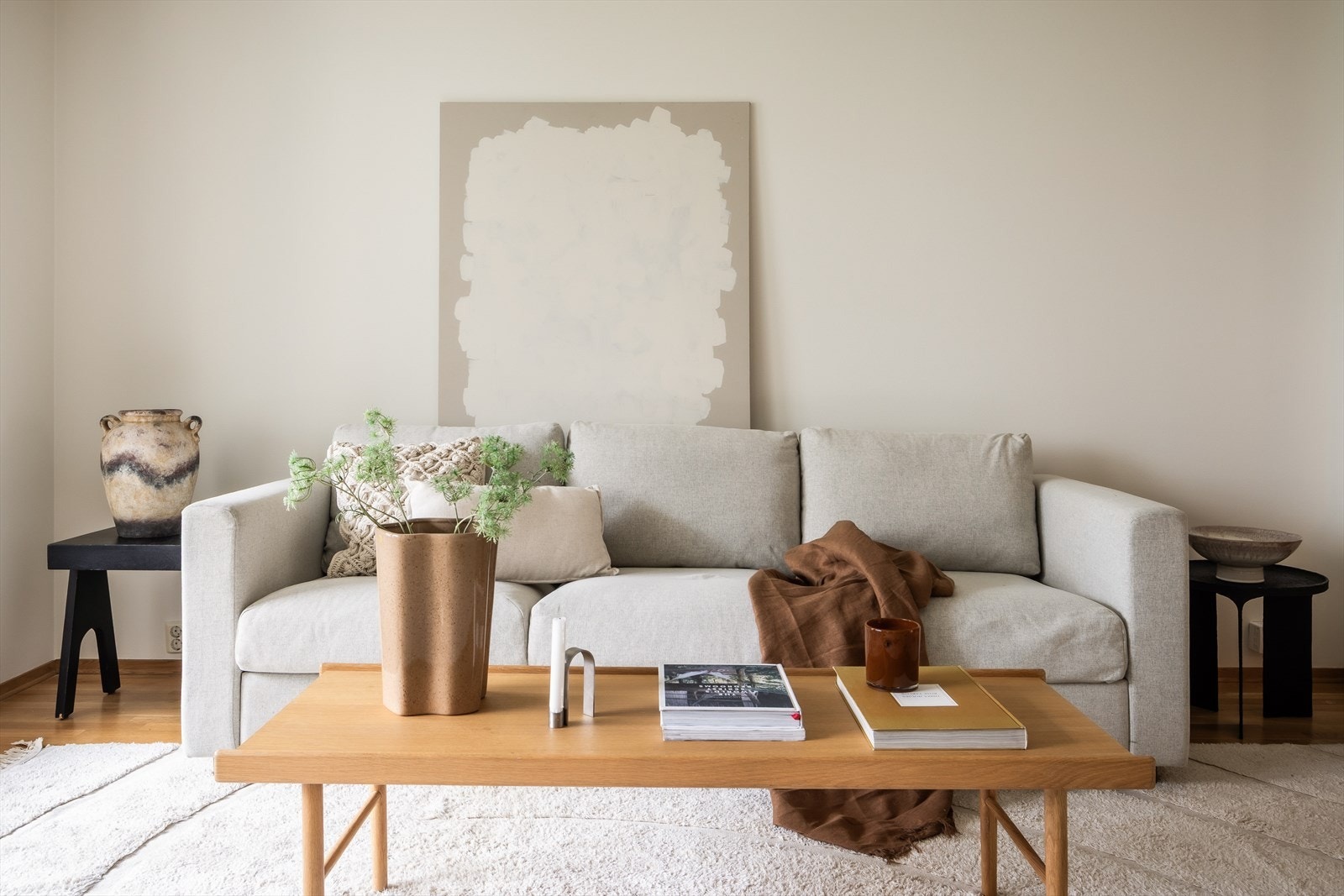 Hele leiligheten holder en moderne standard med delikate overflater og fargevalg Galleribilde