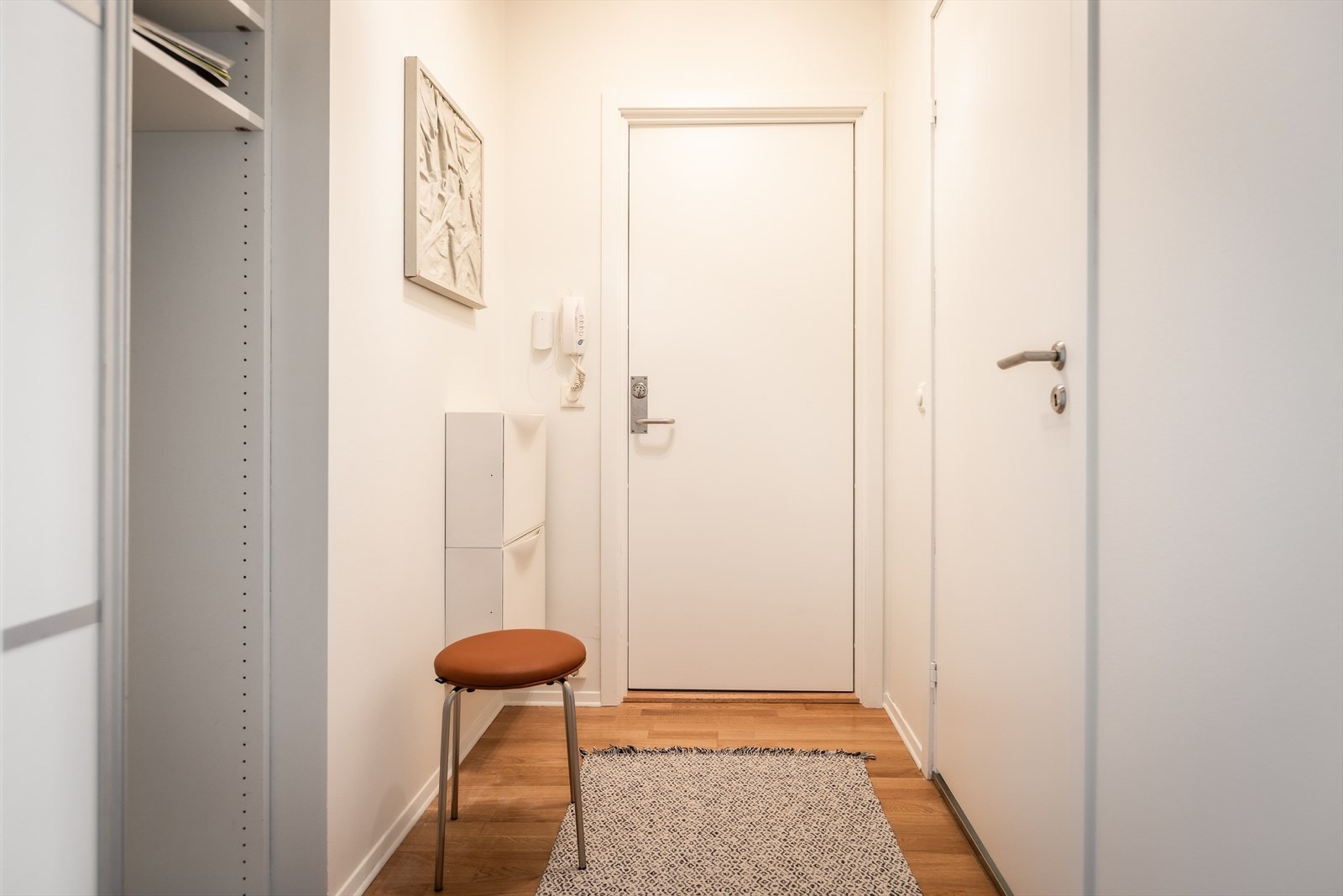Hoveddelen har egen entré med godt med skapplass Galleribilde