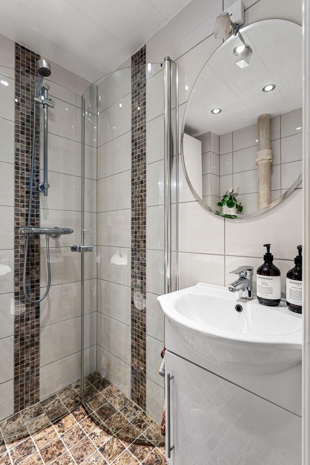 I følge tidligere salgsoppgaver ble badet renovert i 2014. Det foreligger ikke dokumentasjon. Galleribilde