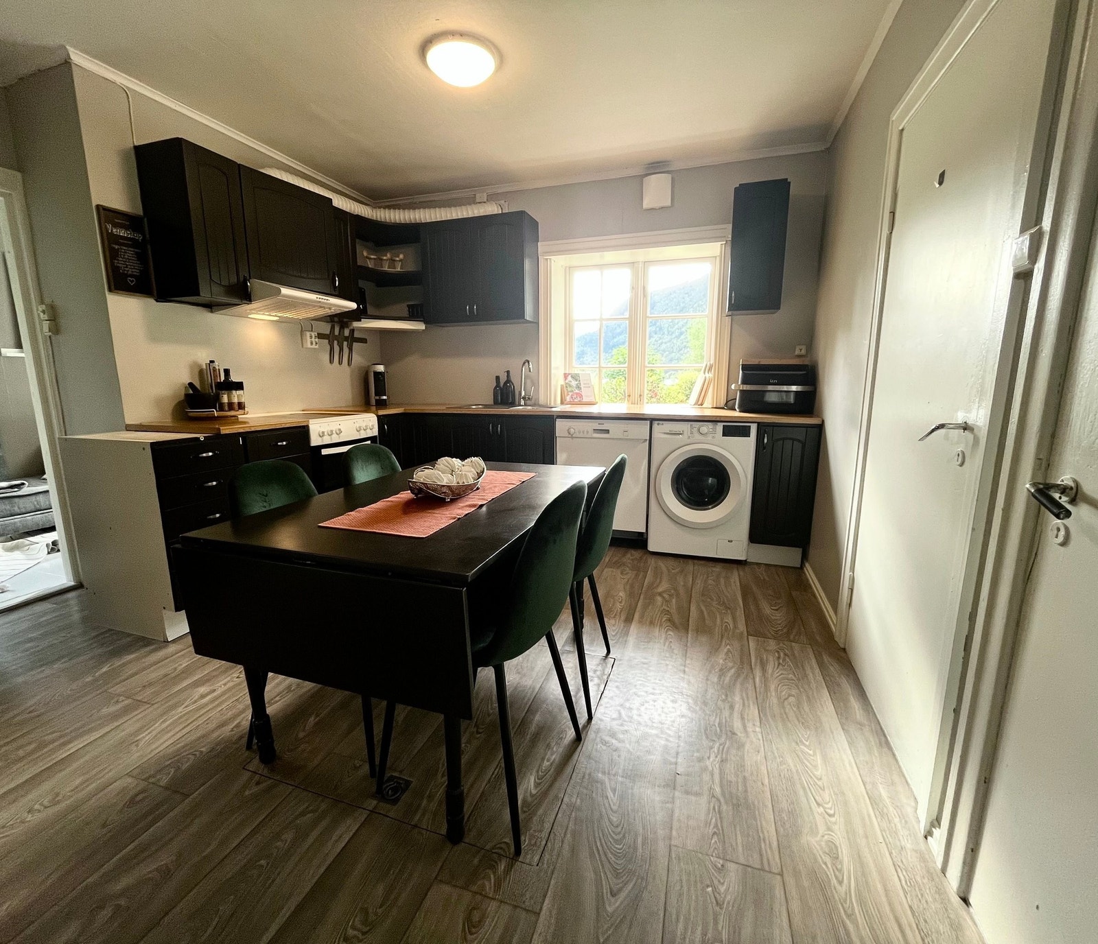 Eldre, malt kjøkken. Husets midtpunkt. Galleribilde