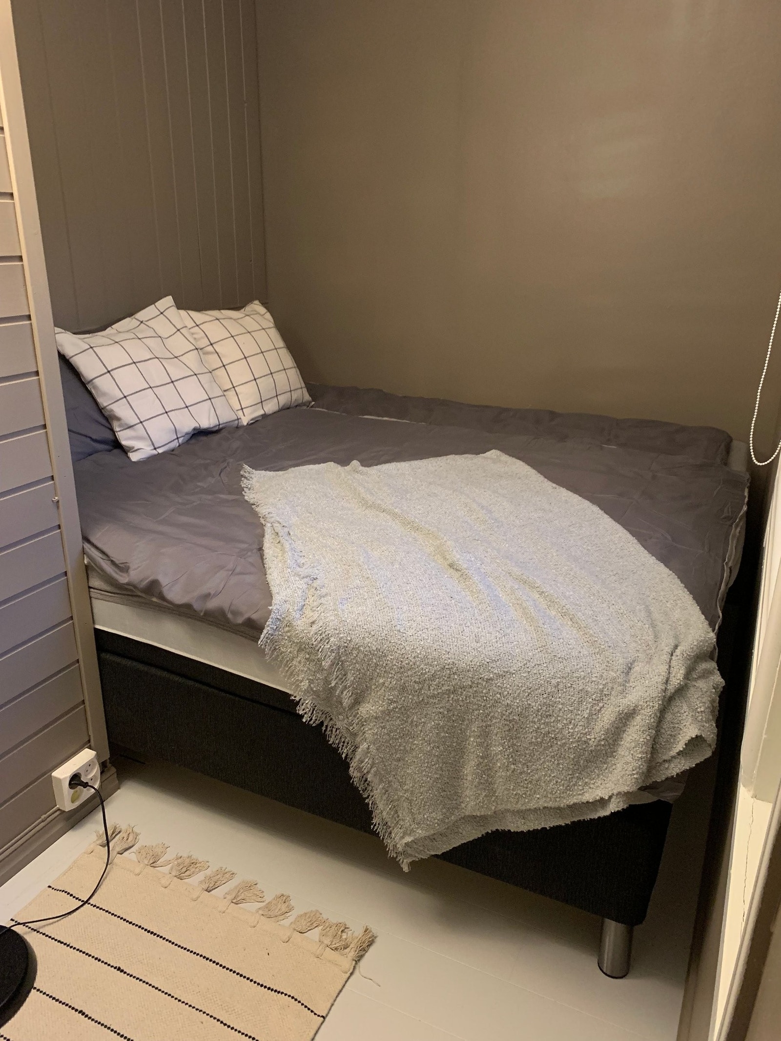 Soverom 2. Plass til 180cm seng, og det er malt laminatgulv. Galleribilde