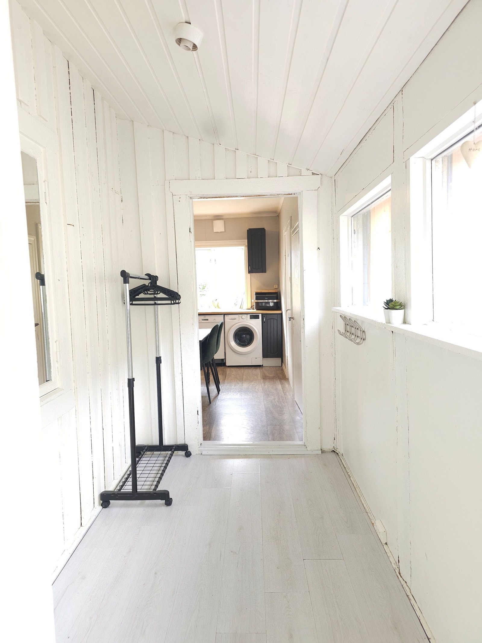 Lys og romslig entré/innergang. Galleribilde