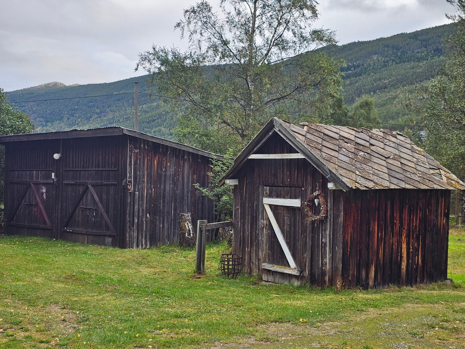 Eldre, sjarmerende uthus og dobbeltgarasje. Galleribilde