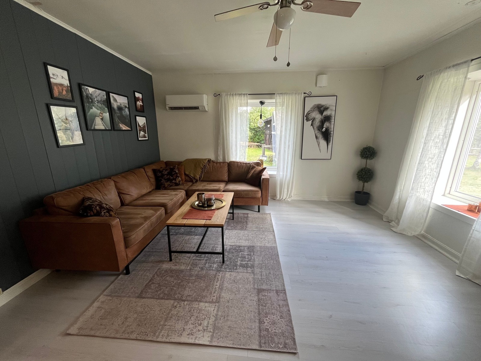 Lys og romslig stue med store vinduer. Galleribilde