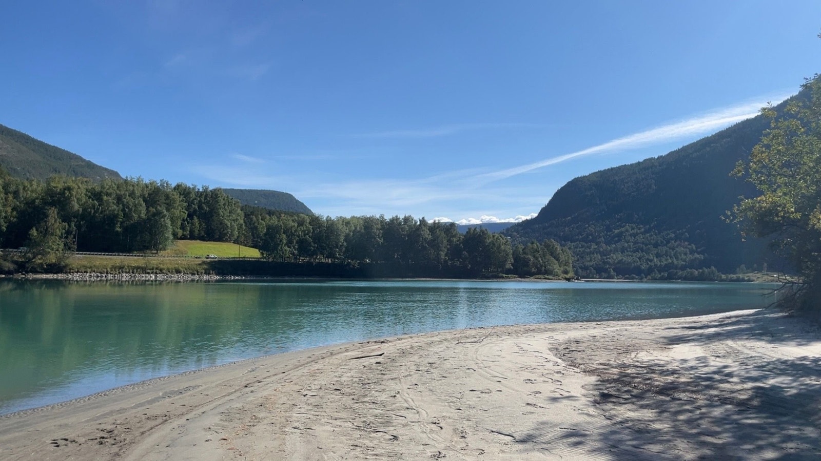 Bilde tatt i fra strandkanten nedenfor huset. Galleribilde