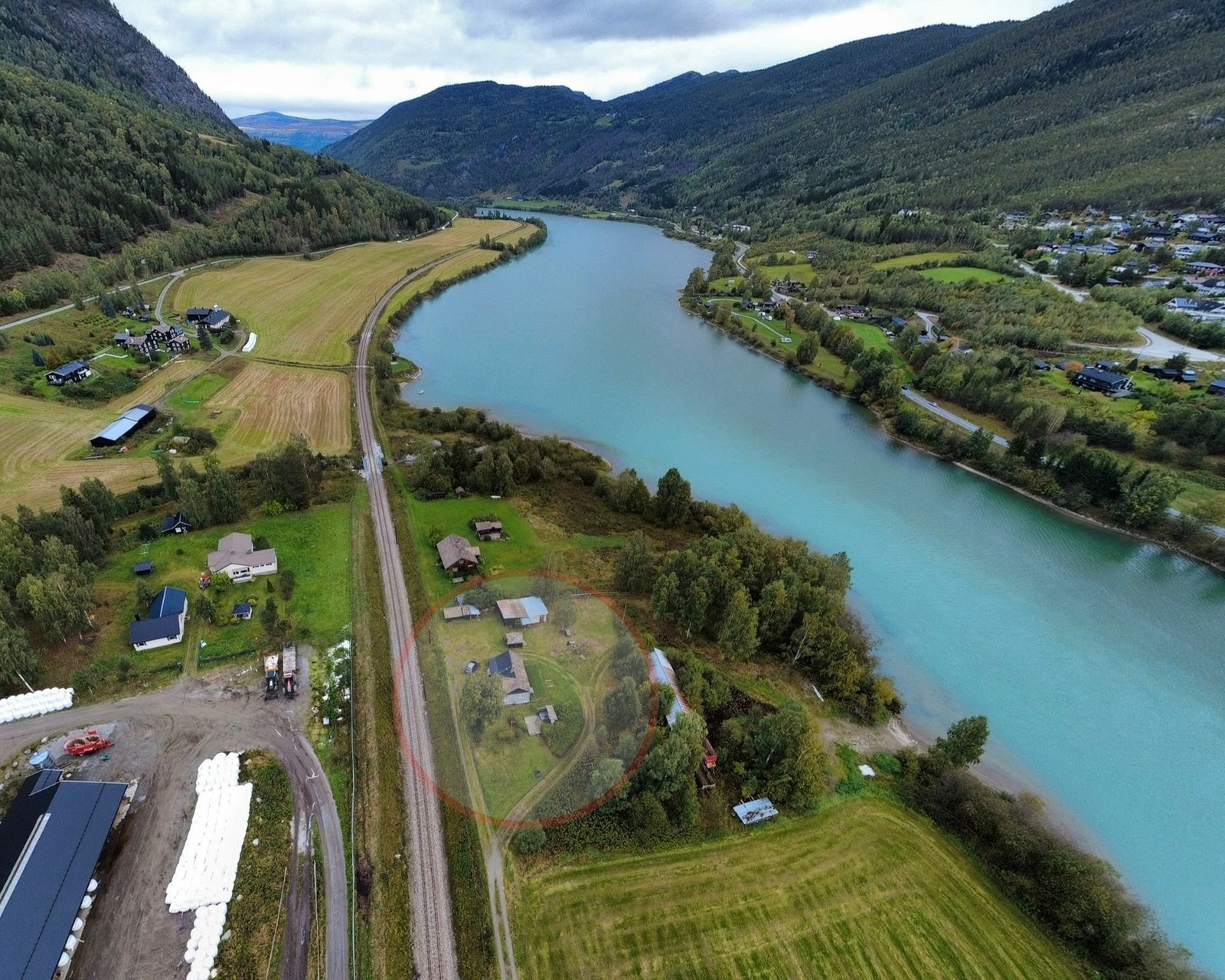 Tett nærhet til elva Lågen med fiske og fritidsmuligheter. Galleribilde