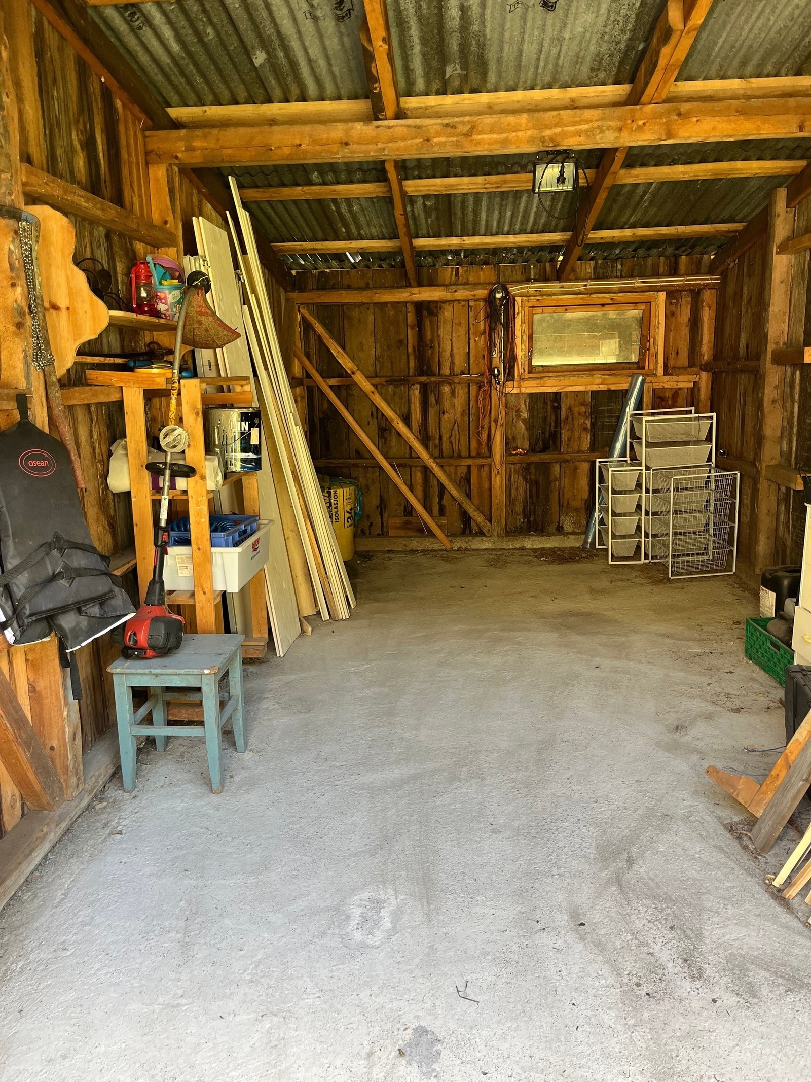 Del av dobbeltgarasje. Støpt dekke i denne halvdelen. Galleribilde