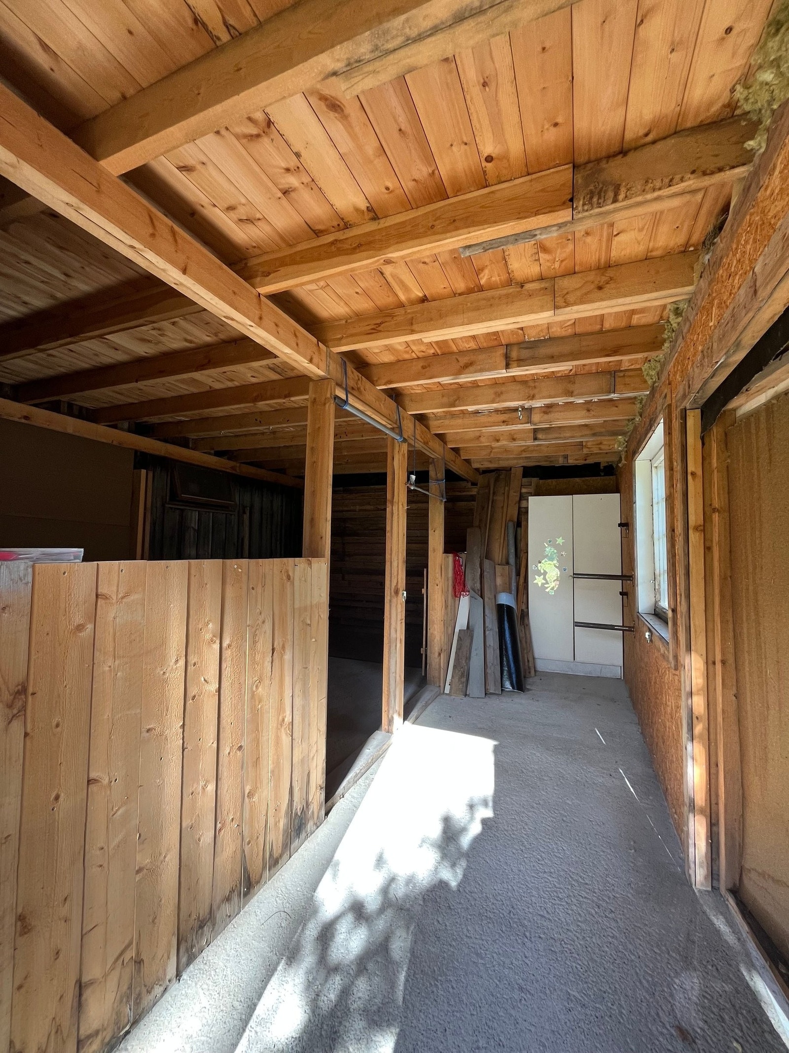 Stall/uthus. Bygd i 2019/2020. To bokser på rundt 3x3 om man setter opp igjen skillevegg. Galleribilde