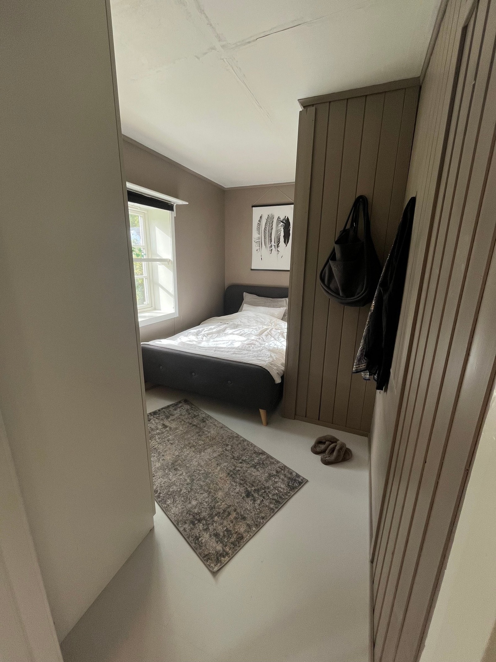 Soverom 1. Koselig soverom med malt laminatgulv. Galleribilde