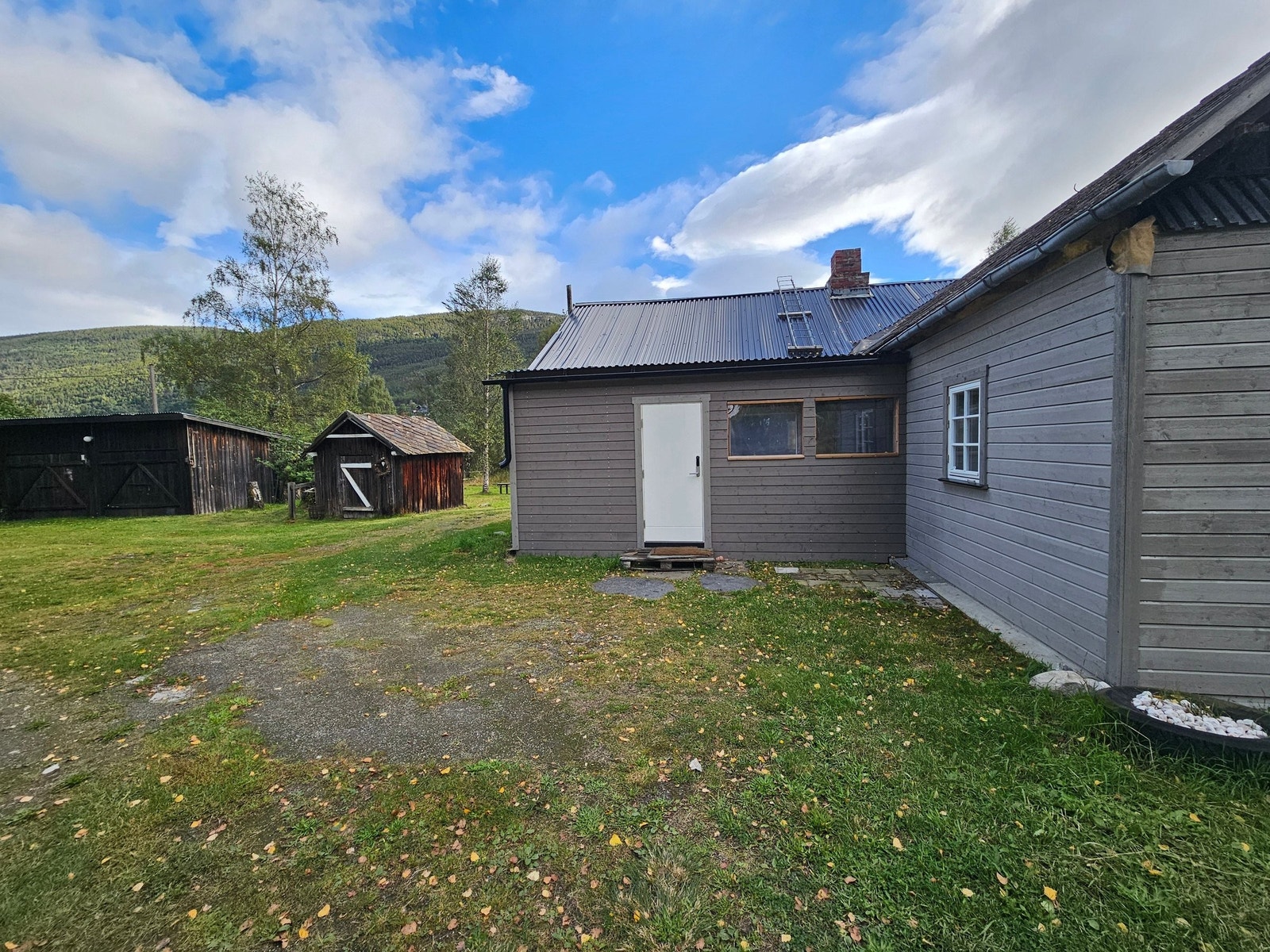 Inngangsparti. Stort tun med mye parkeringsmuligheter. Galleribilde