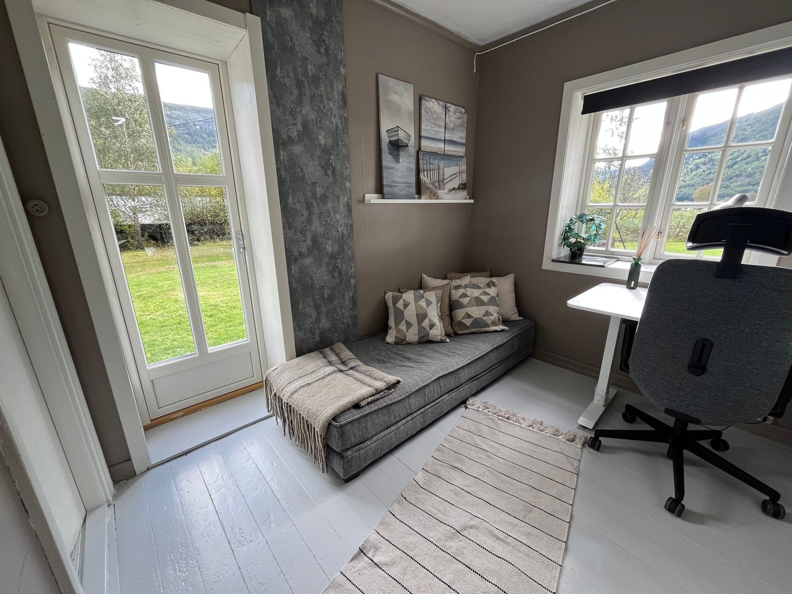 Romslig kontor som tidligere har blitt benyttet som soverom. Malte tregulv, og verandadør mot elvesiden. Galleribilde