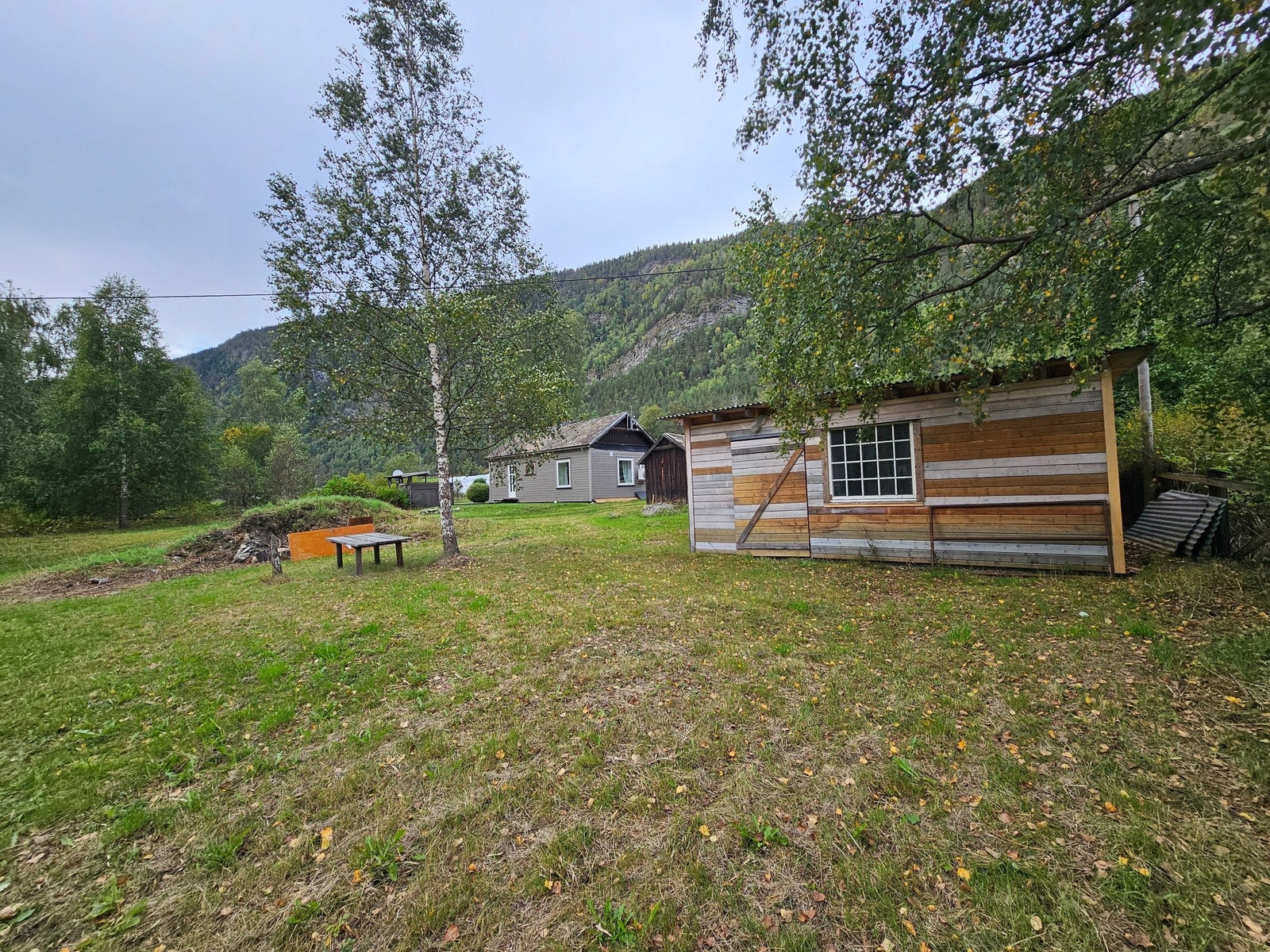 Stort uteområde med tilhørende bygg. Galleribilde