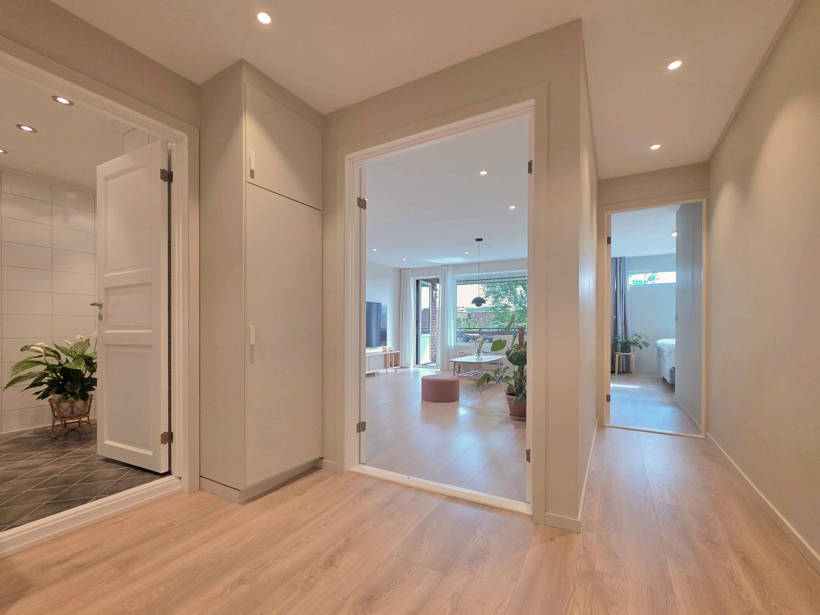 Fra entréen har man god oversikt over resten av leiligheten. Galleribilde