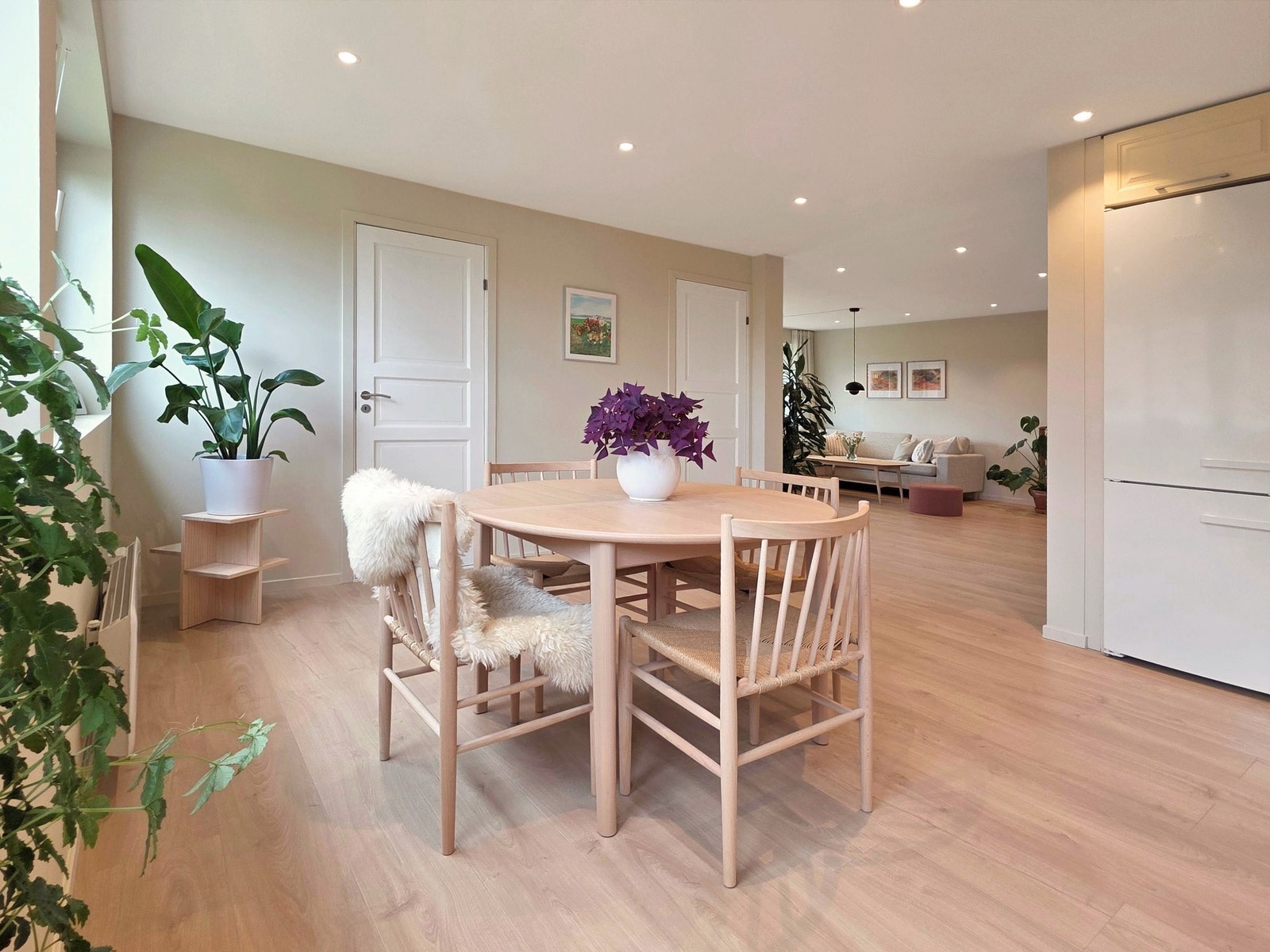 To av soverommene ligger i tilknytning til stuen og kjøkkenet. Galleribilde