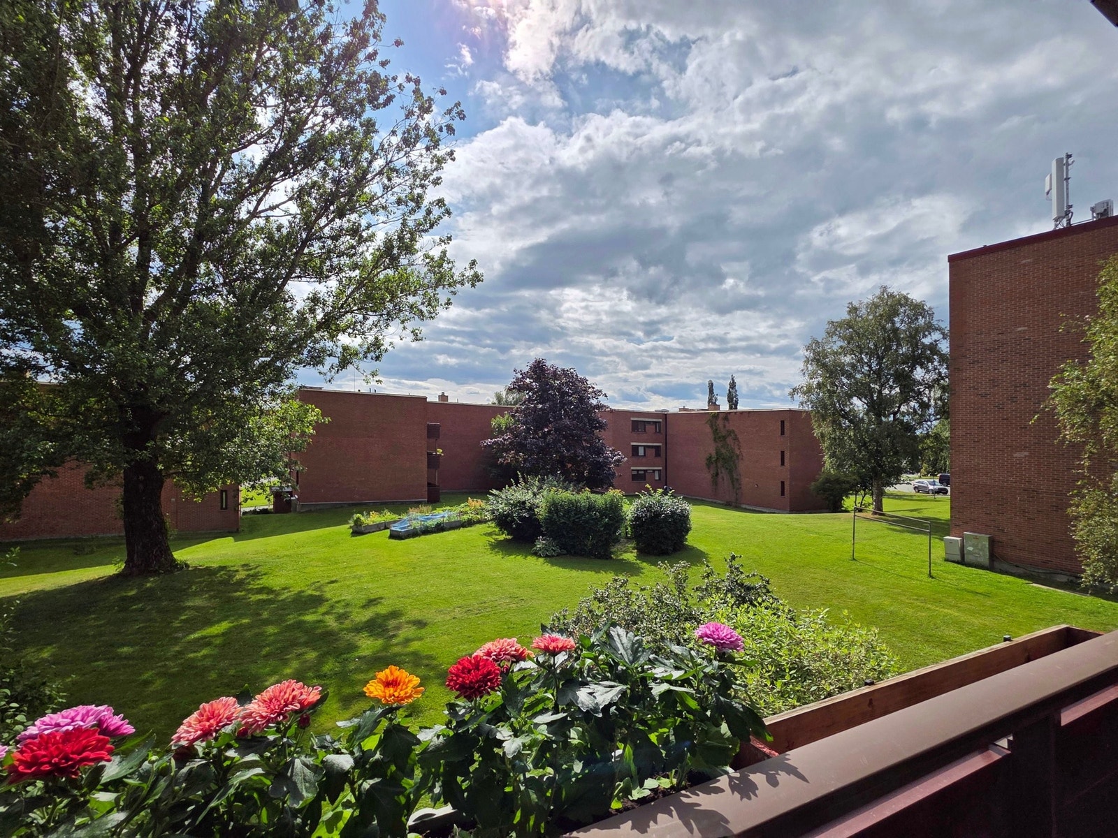 Balkongen har gode solforhold og peker mot borettslagets fellesareal. Galleribilde