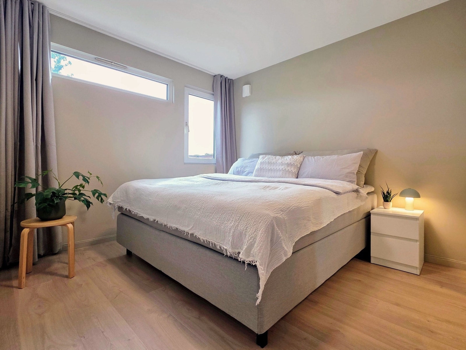 Hovedsoverommet måler 13 m² og har egen walk-in-garderobe. Galleribilde