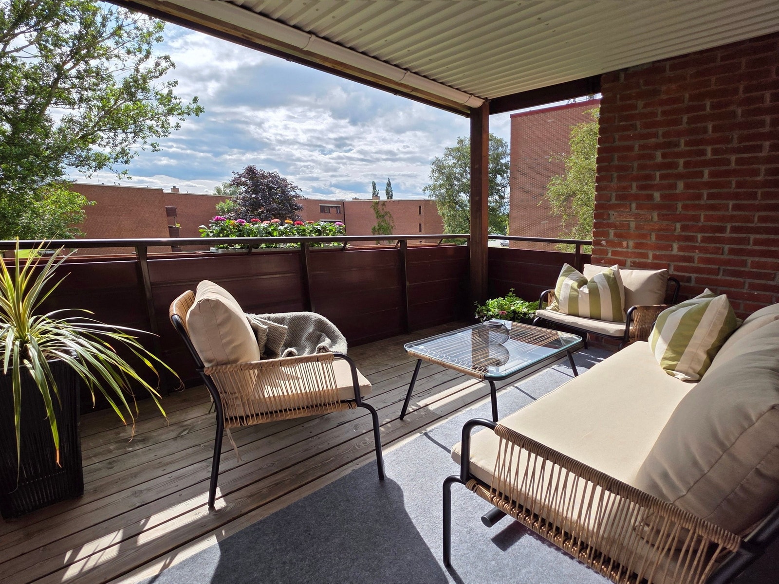 Fra stuen har man tilgang til en overbygd balkong på 9 m² med lite innsyn og god plass til utemøbler. Galleribilde