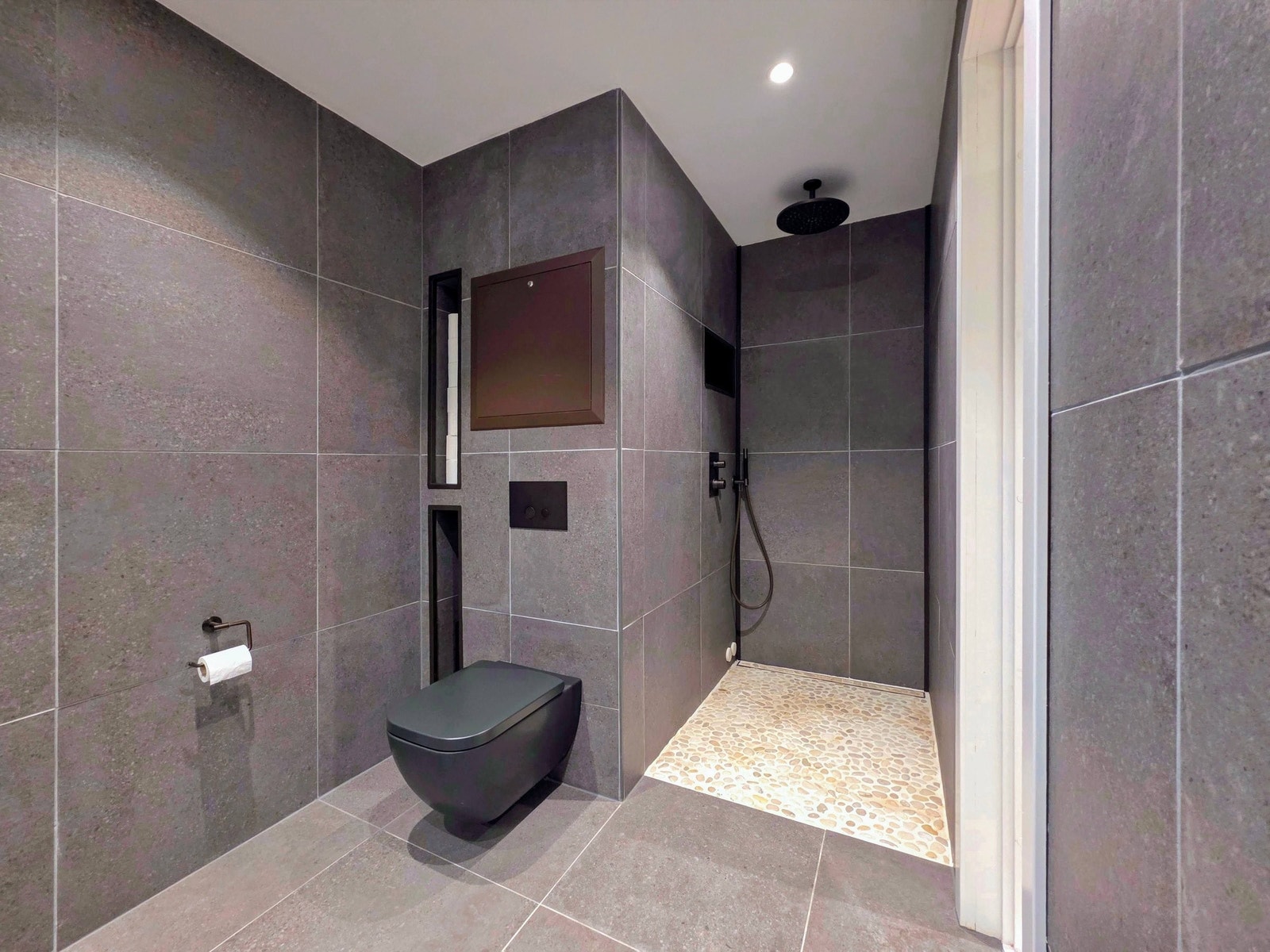 Badet er delikat, med sorte detaljer. Galleribilde