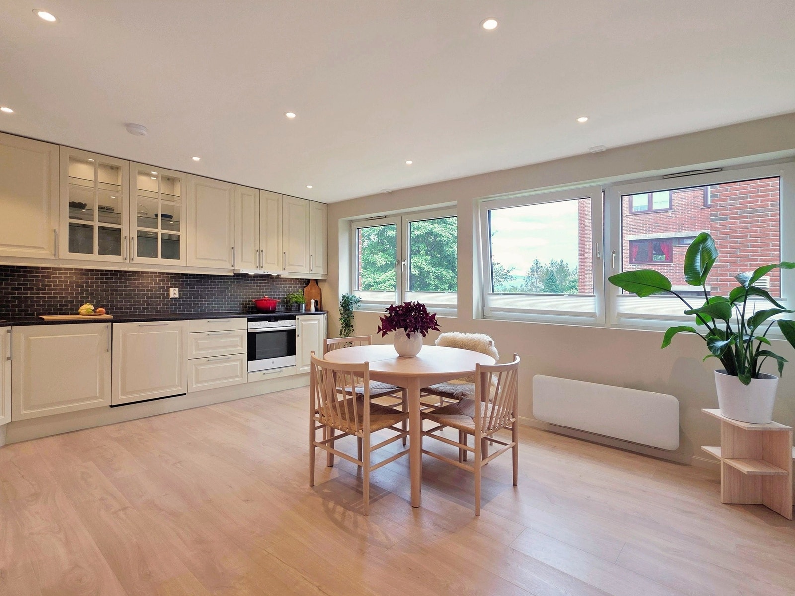 Kjøkkenet er lyst og romslig og har god plass til spisegruppe. Galleribilde