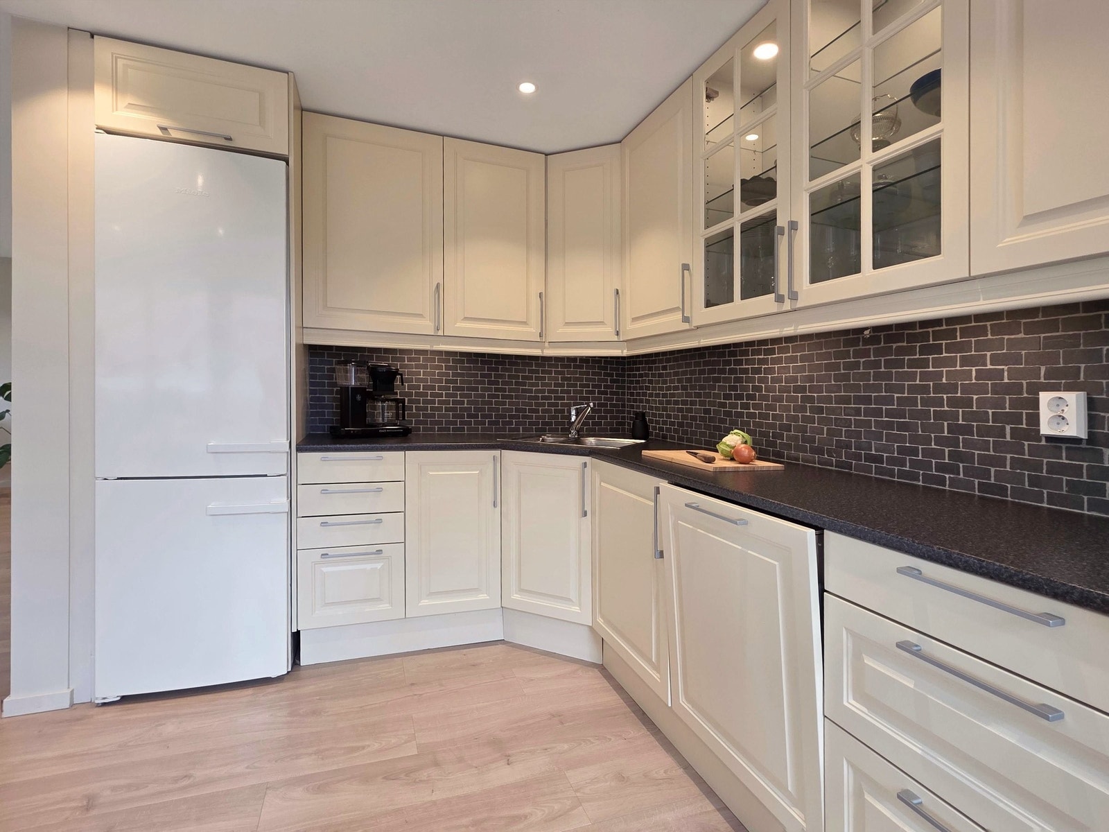 Kjøleskap og integrerte hvitevarer på kjøkkenet medfølger handelen. Galleribilde