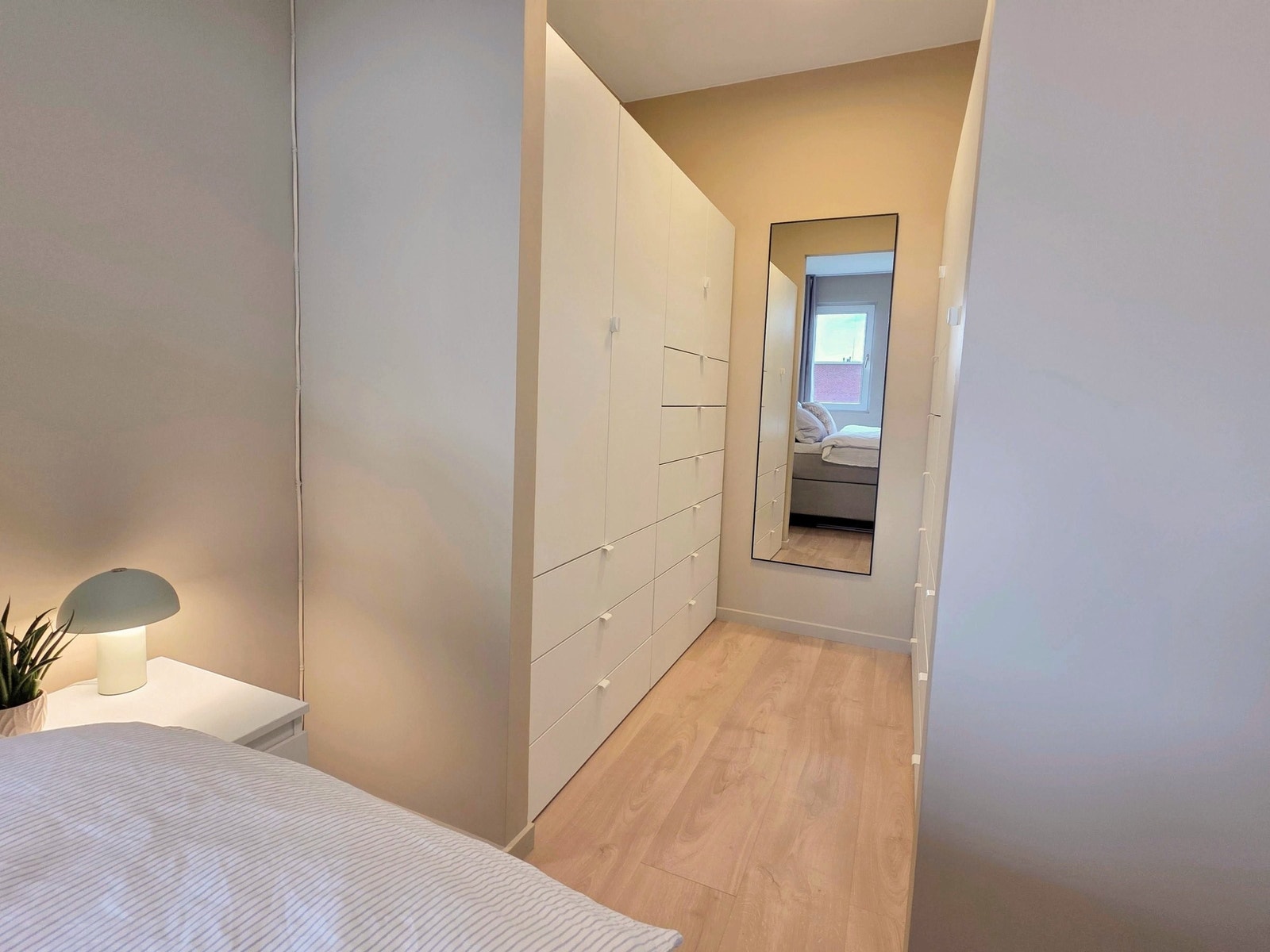 Det er rikelig med skapplass i garderoben. Galleribilde