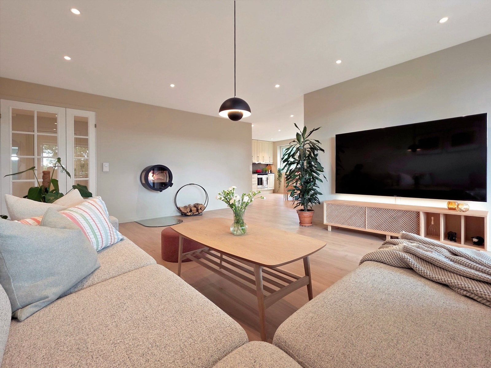 Stuen har god plass til sofagruppe og TV. Galleribilde