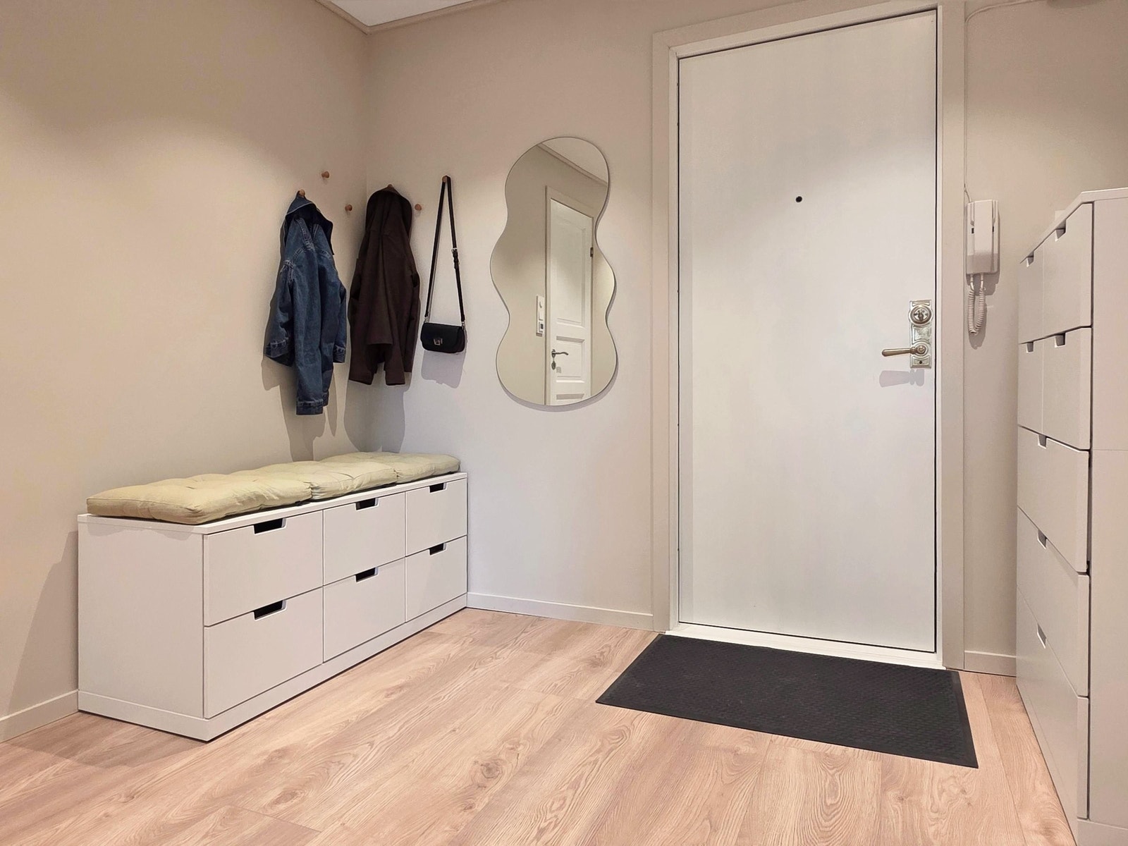 Entréen har god plass til ønsket møblement. Galleribilde