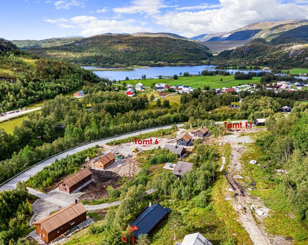 Tomtene på Store Kvednhusbakken ligger sentralt til på Fidjeland langs Jogledalsveien, med eksisterende bebyggelse fra tidligere, sør og øst for området. Galleribilde