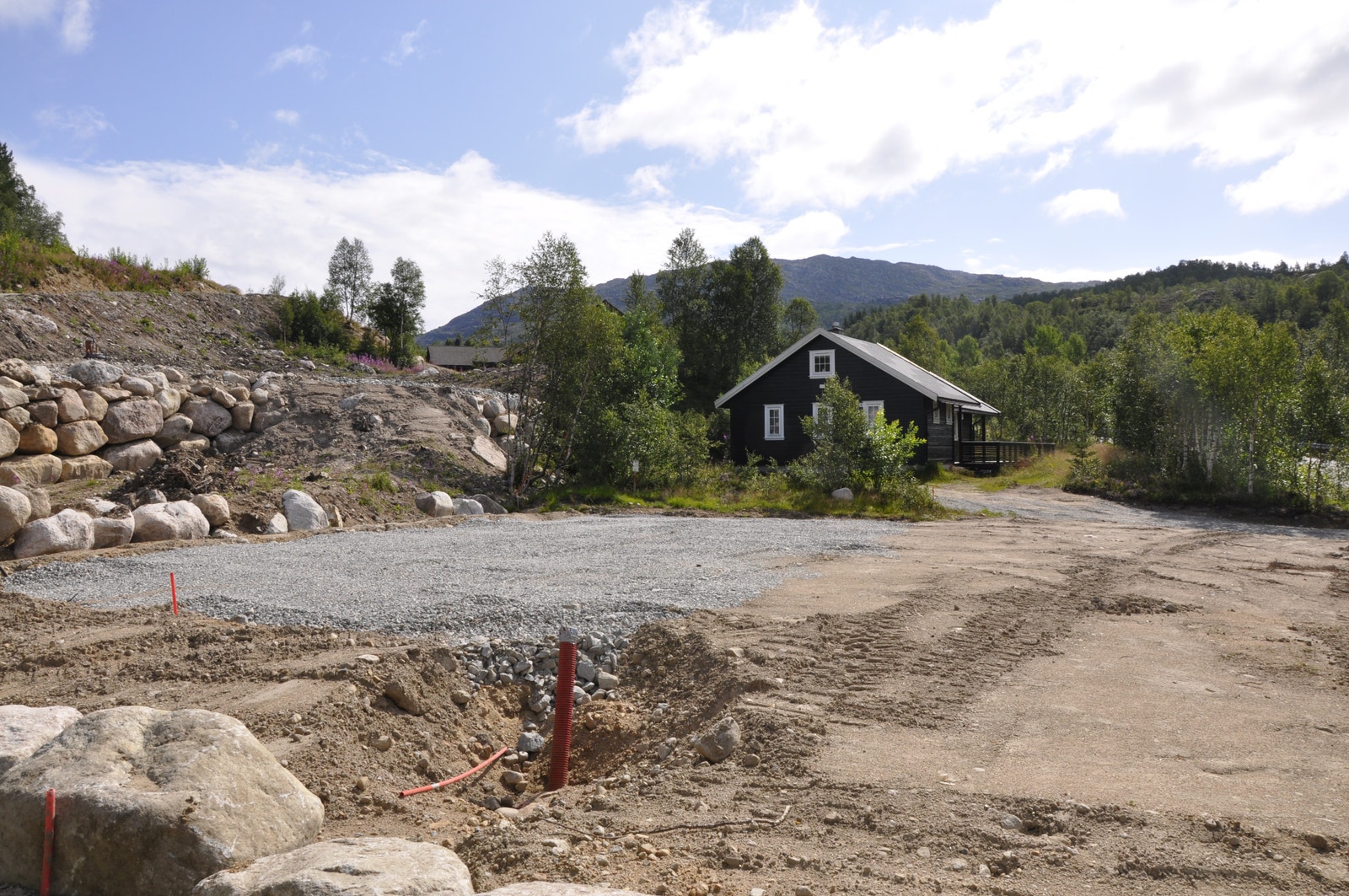 Tomtene på Store Kvednhusbakken ligger sentralt til på Fidjeland langs Jogledalsveien, med eksisterende bebyggelse fra tidligere, sør og øst for området. Galleribilde