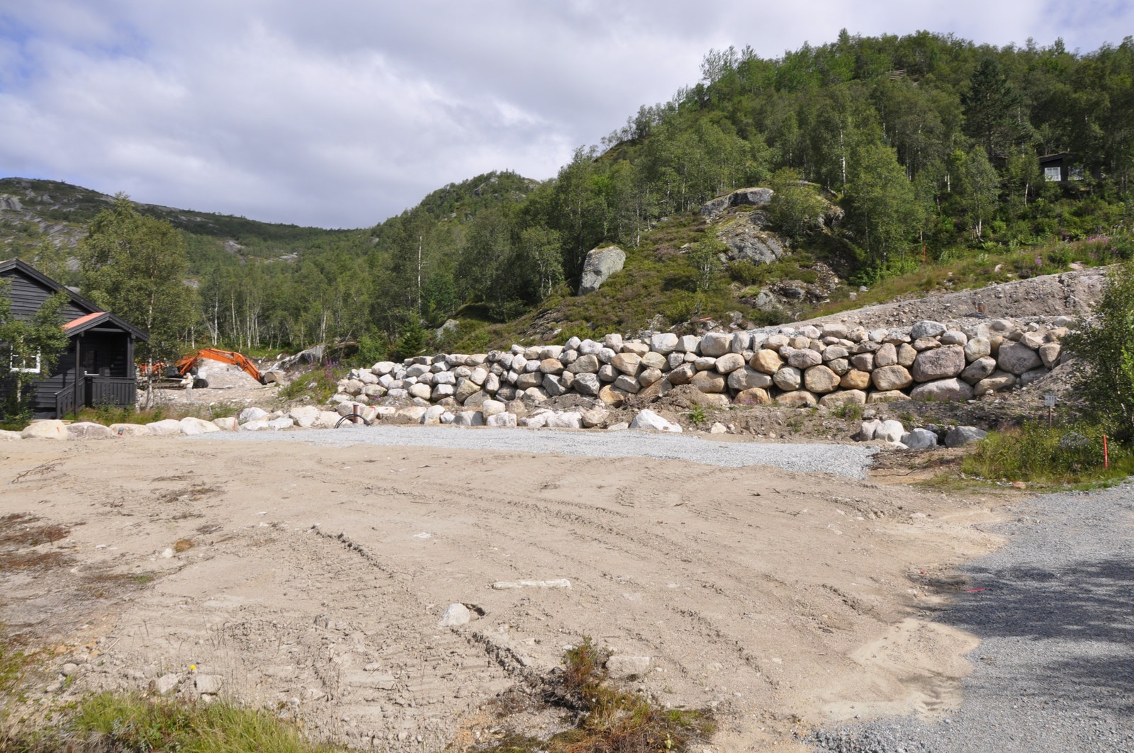 Tomtene på Store Kvednhusbakken ligger sentralt til på Fidjeland langs Jogledalsveien, med eksisterende bebyggelse fra tidligere, sør og øst for området. Galleribilde
