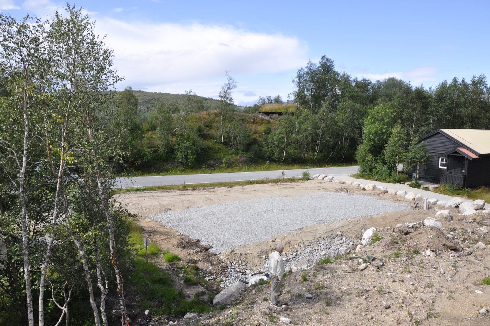 Tomtene på Store Kvednhusbakken ligger sentralt til på Fidjeland langs Jogledalsveien, med eksisterende bebyggelse fra tidligere, sør og øst for området. Galleribilde