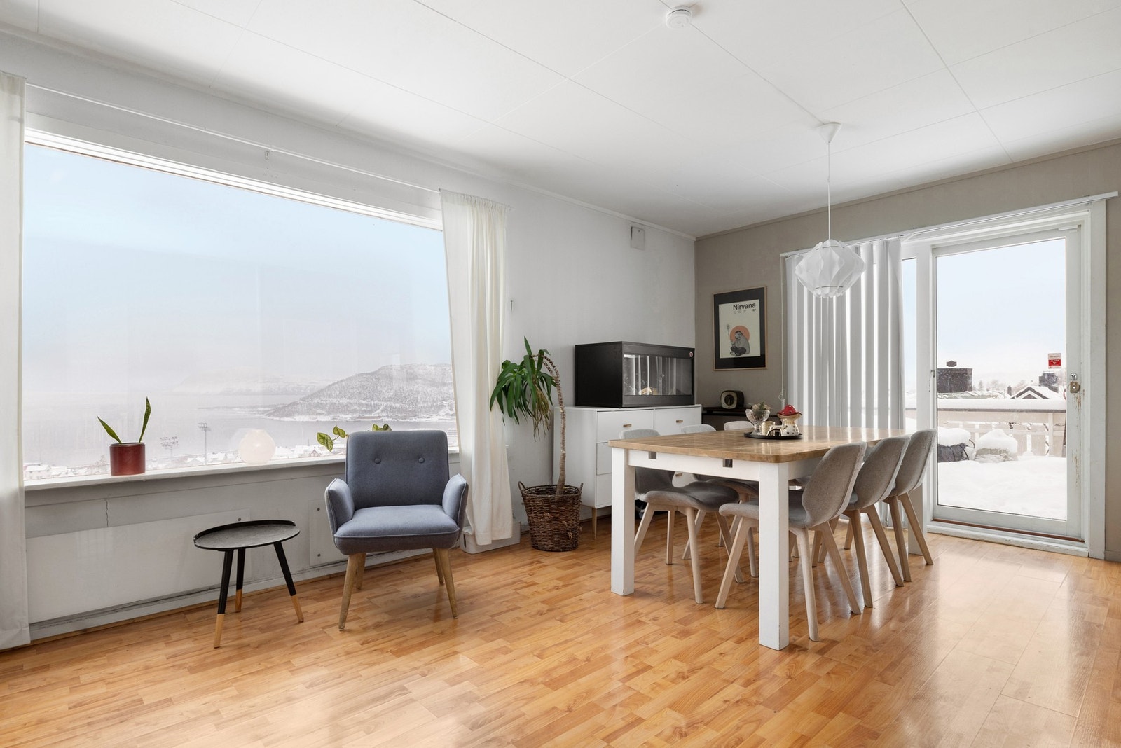 Store vindusflater i stua gir verdifullt dagslys inn (vinduene er skiftet etter byggeår) Galleribilde