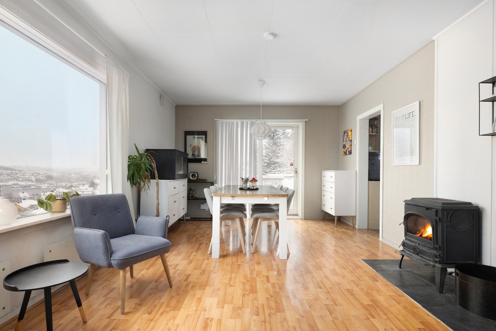 Velkommen inn! Boligen varmes opp med vedfyring og panelovner på veggene Galleribilde