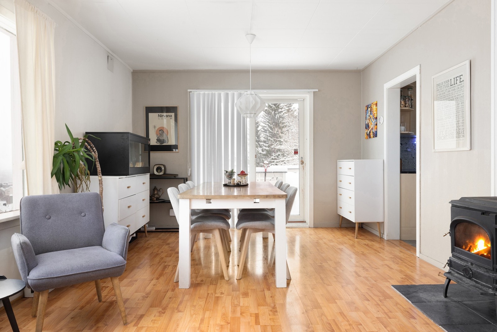 Spisestue, med praktisk tilhørighet til kjøkkenet til høyre Galleribilde