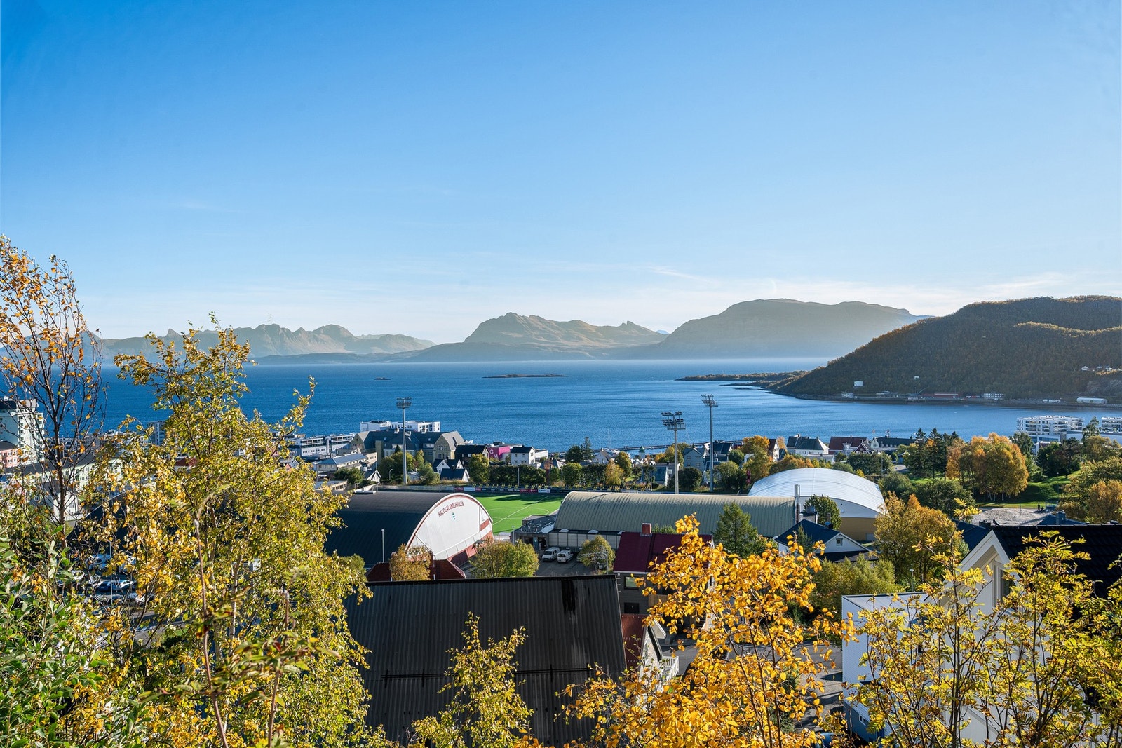 Her bor du høyt i terrenget med helt fantastiske utsiktsforhold, i en rolig gate uten gjennomgangstrafikk Galleribilde