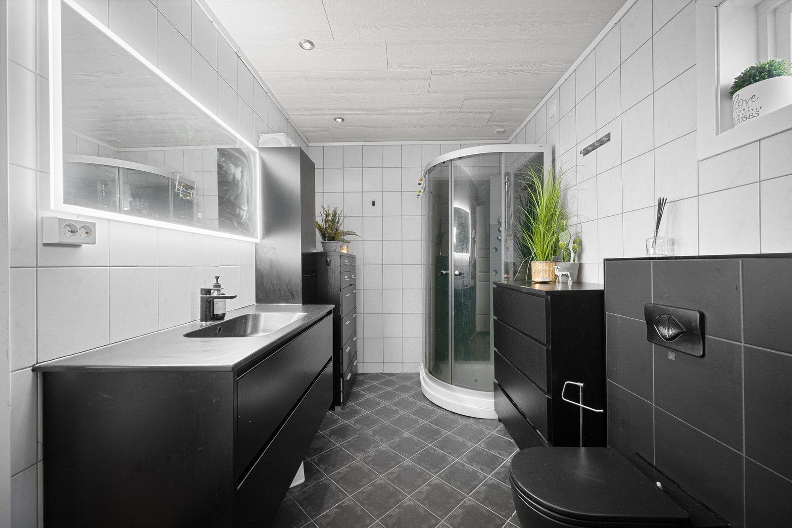 Badet er romslig, og har god plass til det du trenger! Her er det også opplegg for vaskemaskin Galleribilde