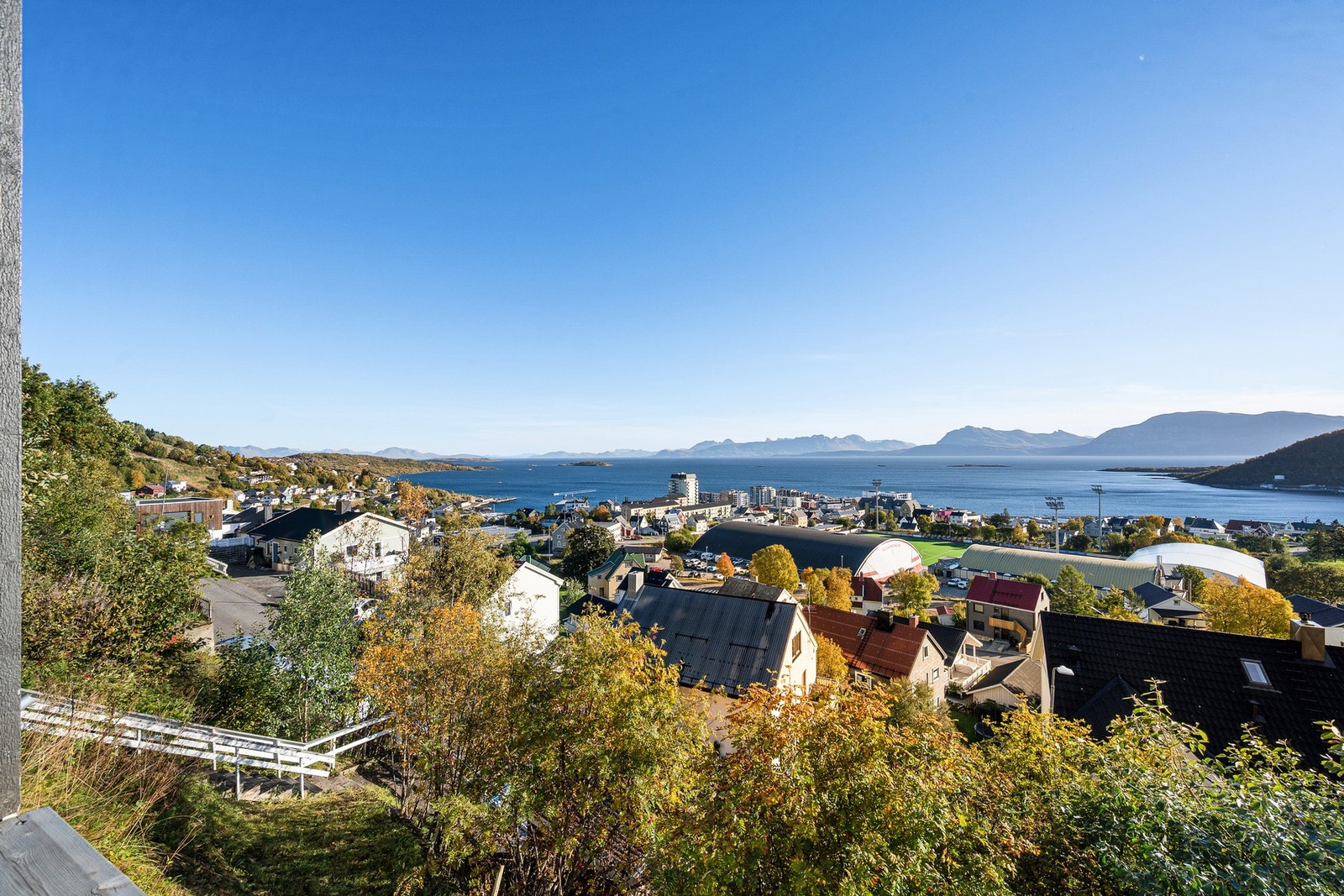 Kort vei til Harstad Stadion som du ser rett på nedsiden Galleribilde