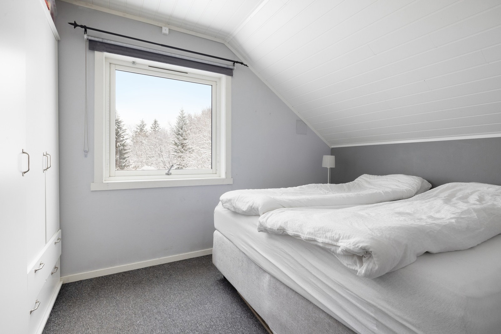 Boligen har 4 soverom i øverste etasje - her soverom 1 Galleribilde