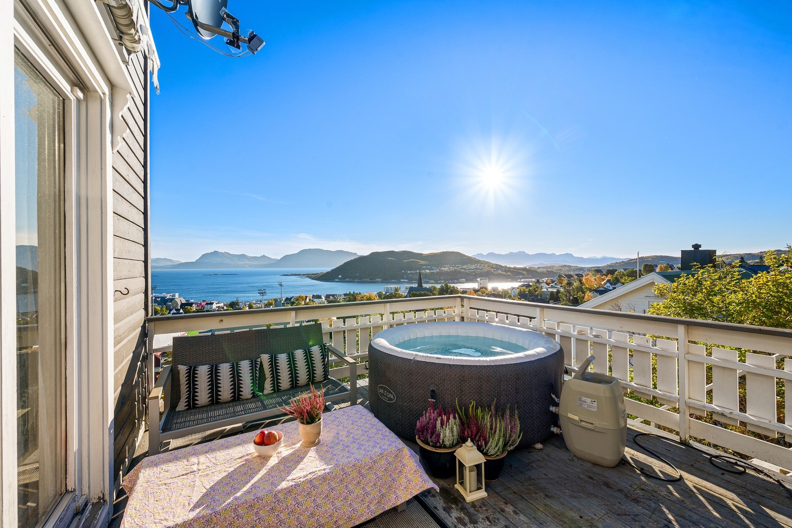 Innholdsrik enebolig med attraktiv beliggenhet i Harstadåsen, boligen er oppgradert med ny kledning i 2008 Galleribilde