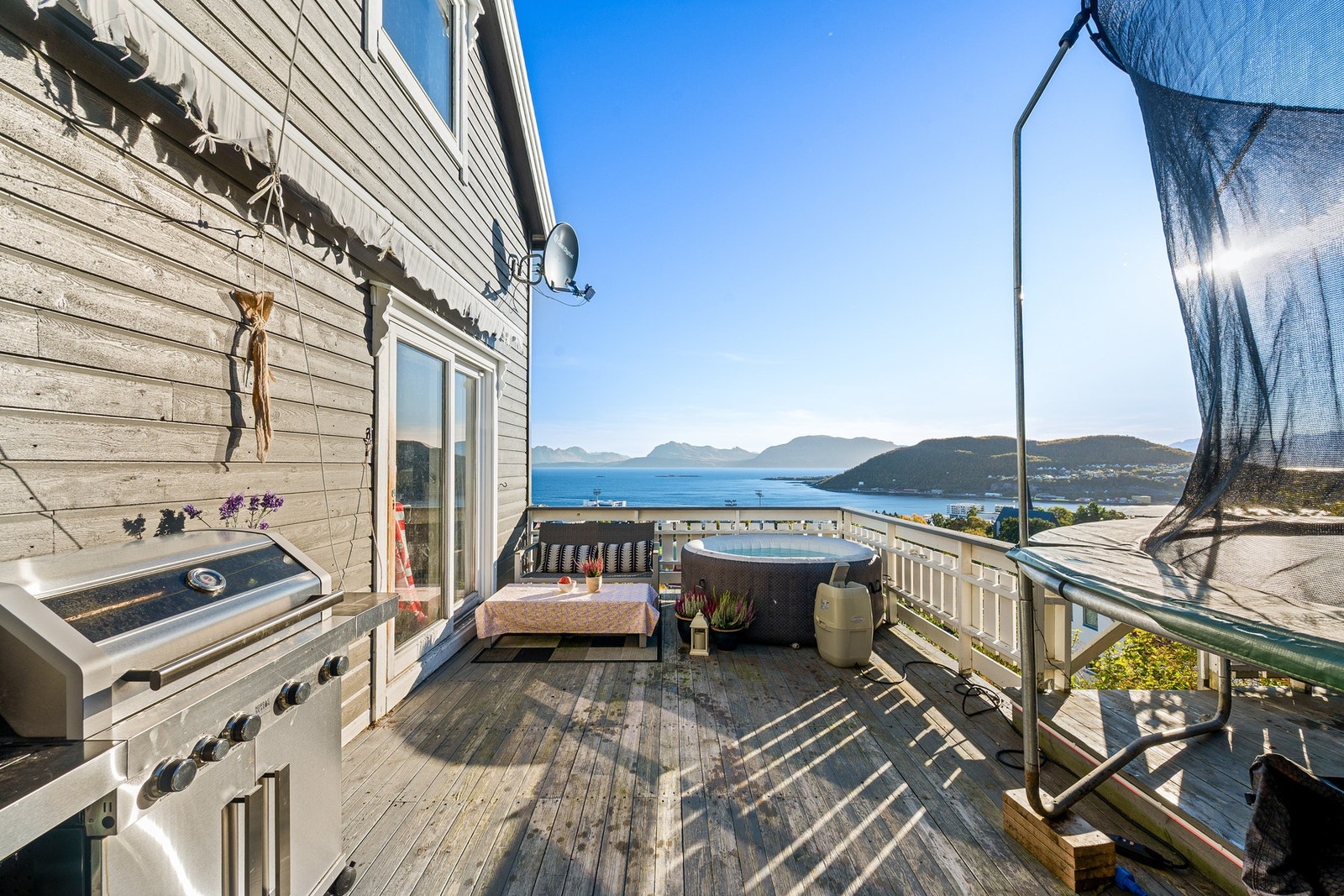 Flotte, solrike utearealer som blir godt brukt på sommerstid, og har rikelig plass til utemøblement Galleribilde