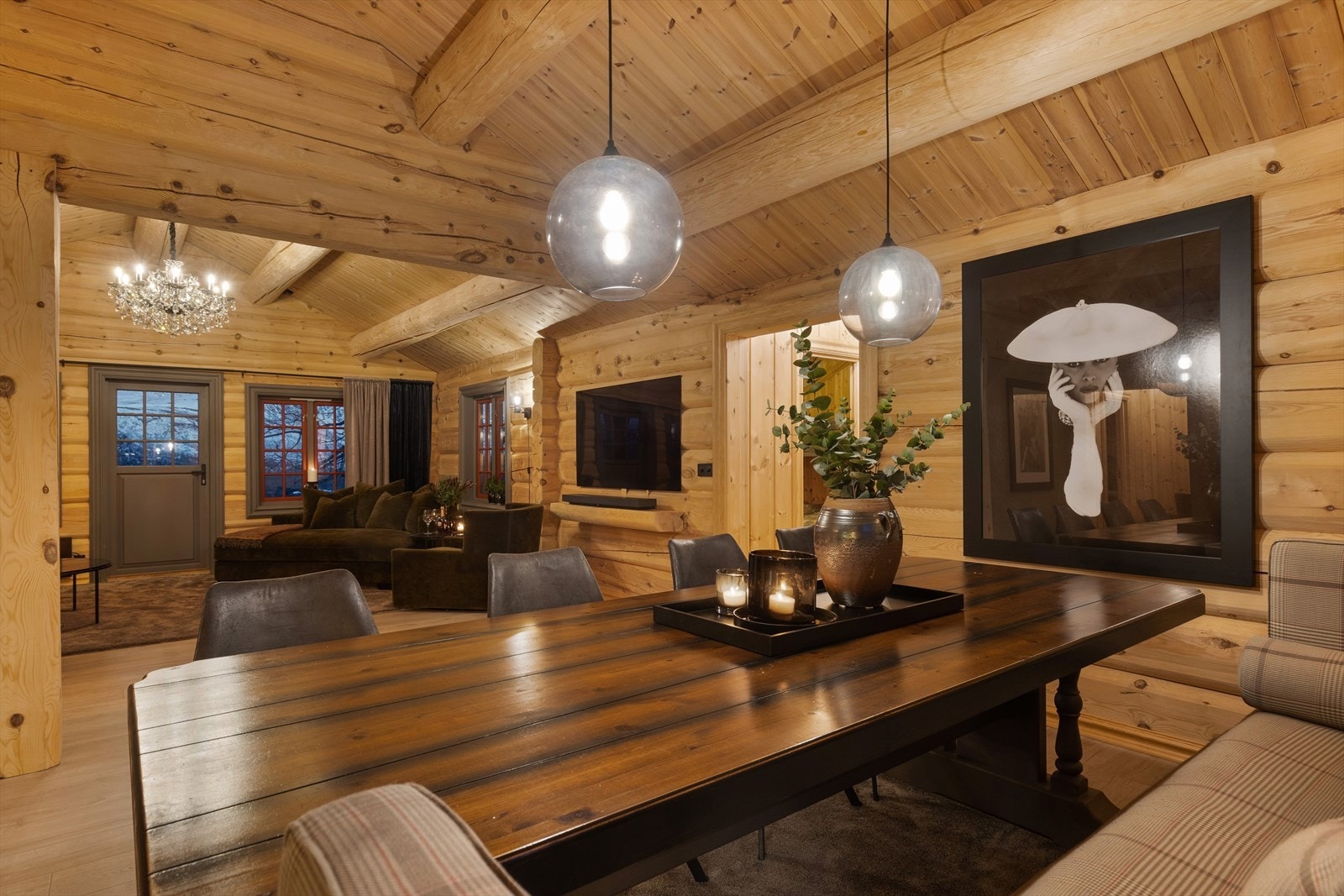 Fritidsboligen er praktisk inndelt, slik at det er enkelt å møblere i ulike soner. Kjøkken- og spisestuedelen utgjør 23 m². Galleribilde