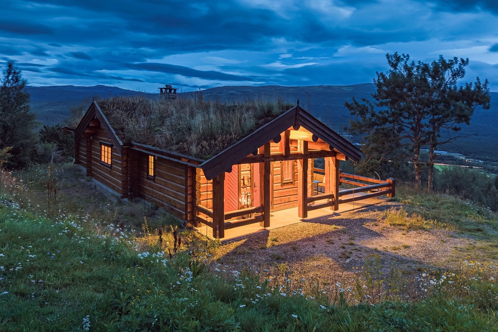 Fritidsboligen ligger i umiddelbar nærhet til både slalåmbakke og langrennsløyper. Om sommeren byr området på turmuligheter både til fots og på sykkel. Galleribilde