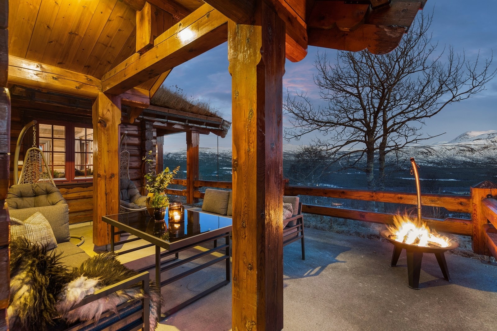 Deler av uteplassen er overbygd, noe som gir ly for vær og vind og forlenger sesongen, perfekt for hyggelige dager ute. Galleribilde